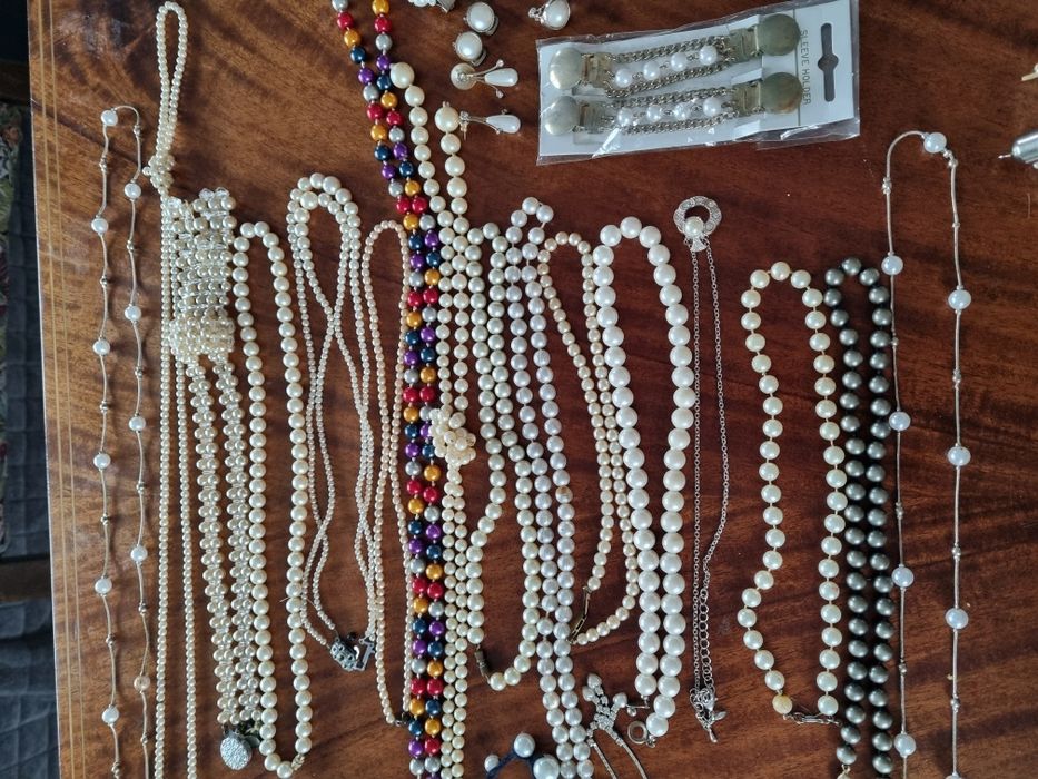 Naszyjnik, bransoletki i kolczyki ze sztucznych perełek.