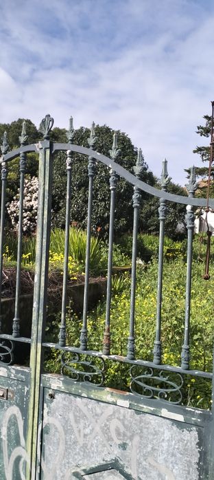 Portão duas folhas muito antigo ferro forjado,já retirado da moradia