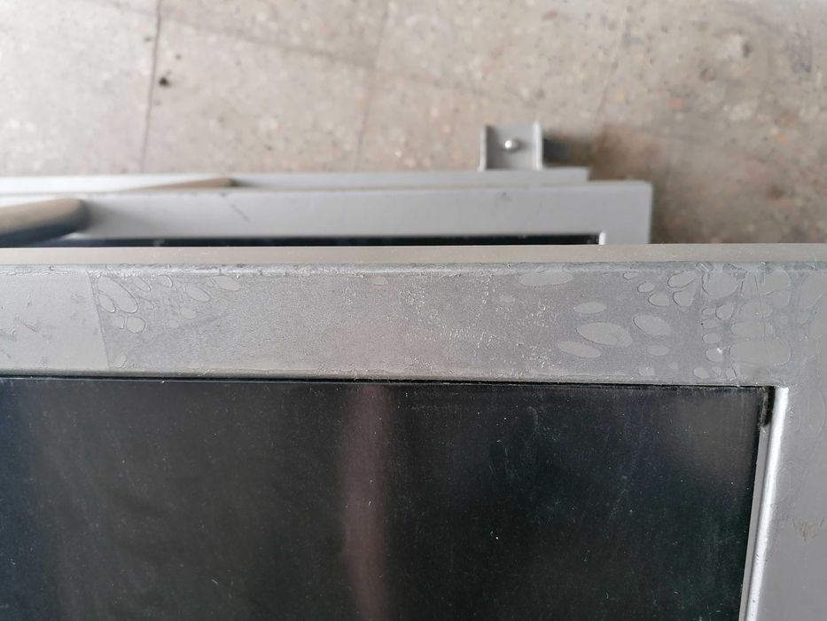 Móvel em aço inoxidável com algumas marcas de uso.