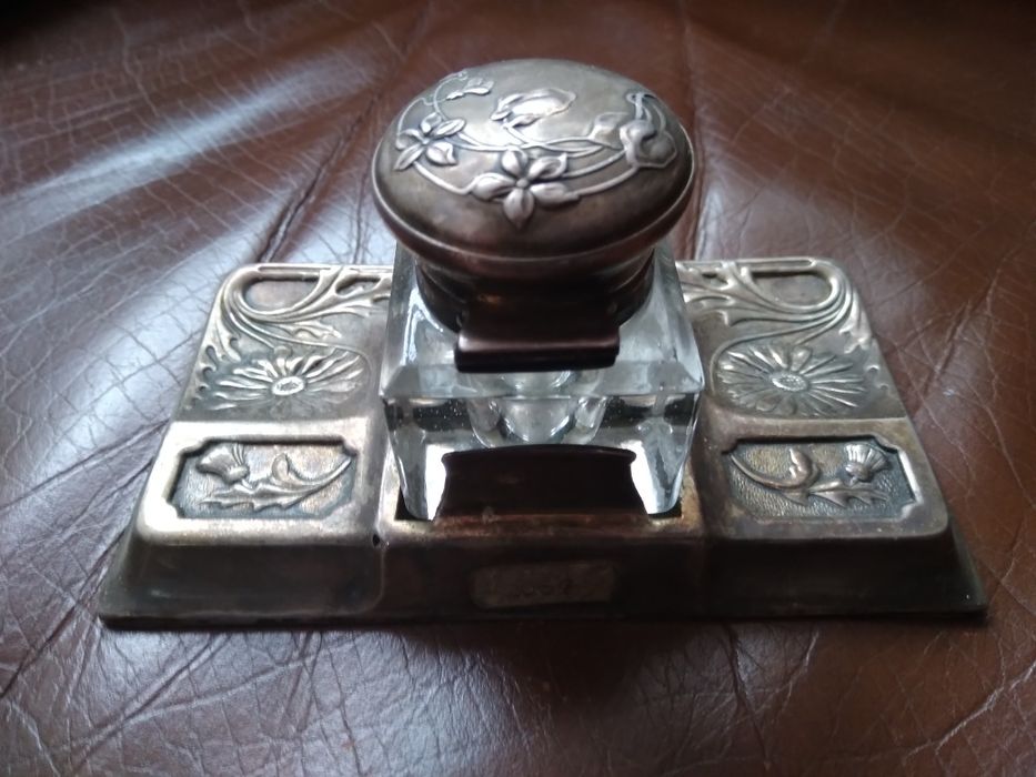 Tinteiros de prata e cristal.