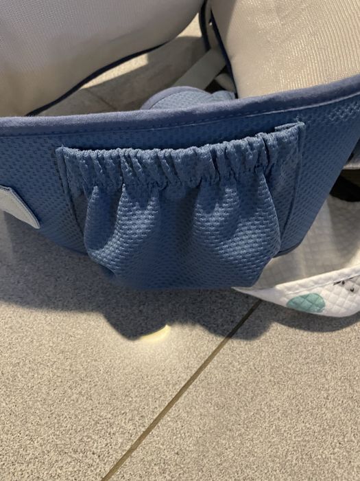 Porta-bebé ergonómico com assento de anca