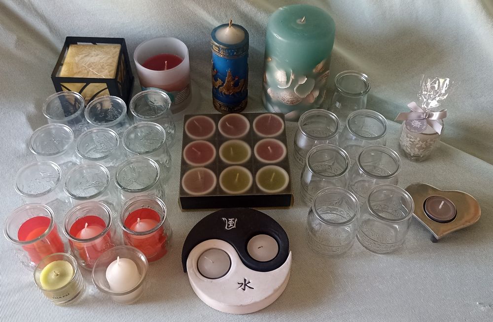 Várias velas e suportes424396578179655681