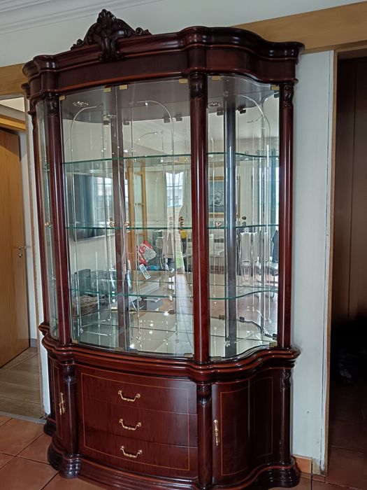 Cristaleira de sala com portas de vidro e gavetas em madeira em mognol