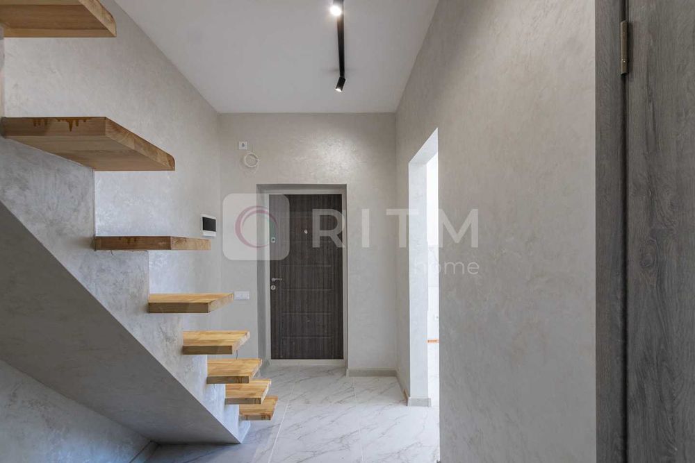 Продається простора 4к квартира з ремонтом