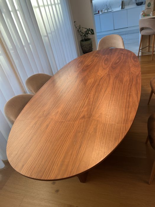 Mesa de Jantar formato ovalado
