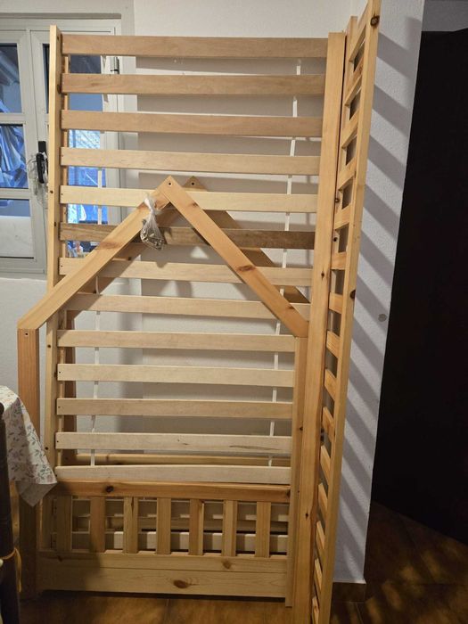 Cama Montessori em bom estado.