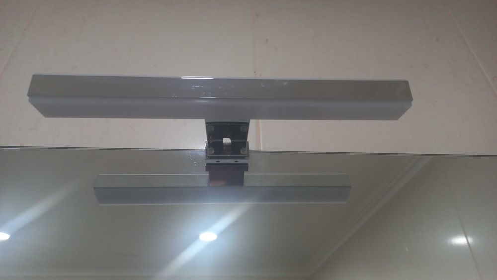 Espelho de casa de banho com iluminação LED
