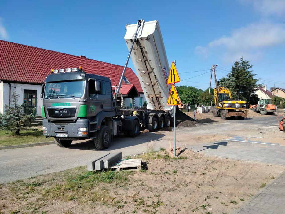 Transport Wywrotką Czteroosiową Naczepą Wanną Wywrotki Usługi Wozidłem