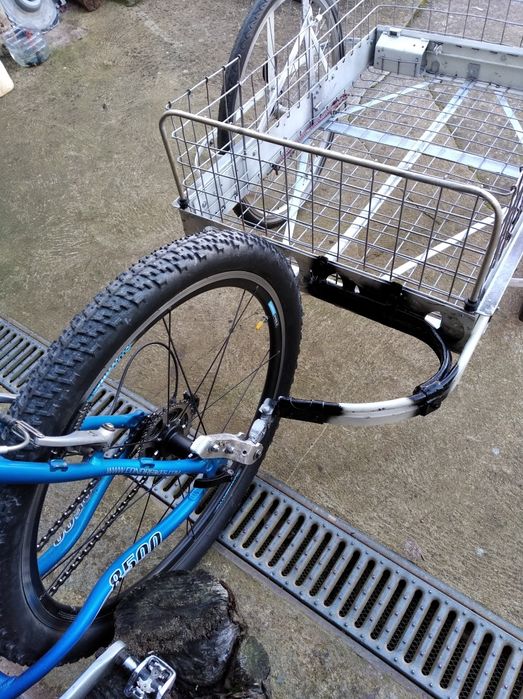 Reboque para bicicleta fixação latera não destabiliza o equilíbrio.