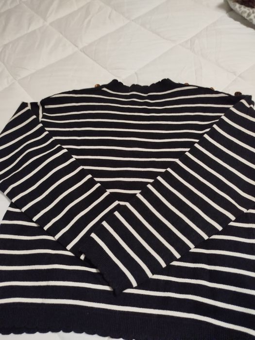 Vendo camisola preta com riscas brancas