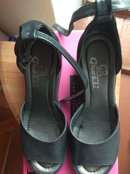 Продам босоножки