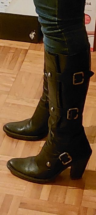 Botas em pele de cano alto