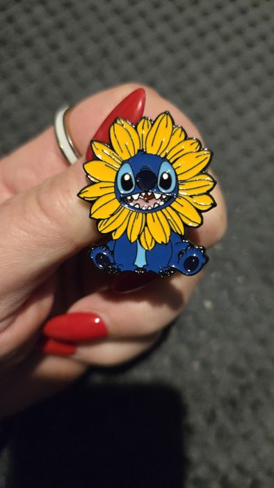 Przypinka Stitch w przebraniu.