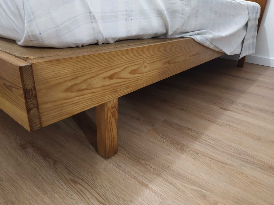 Cama e mesa de cabeceira