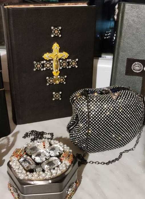 Біблія шкіра,  17*24 см в одному екземплярі + подарунок. 50% на ЗСУ