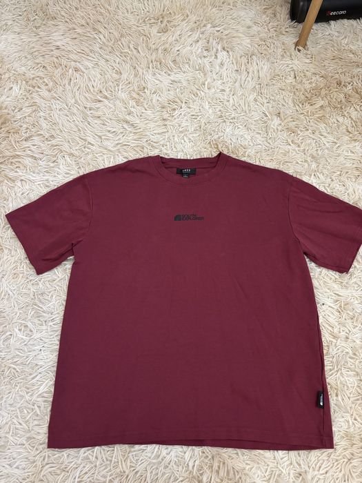 Футболка кольору бордо
