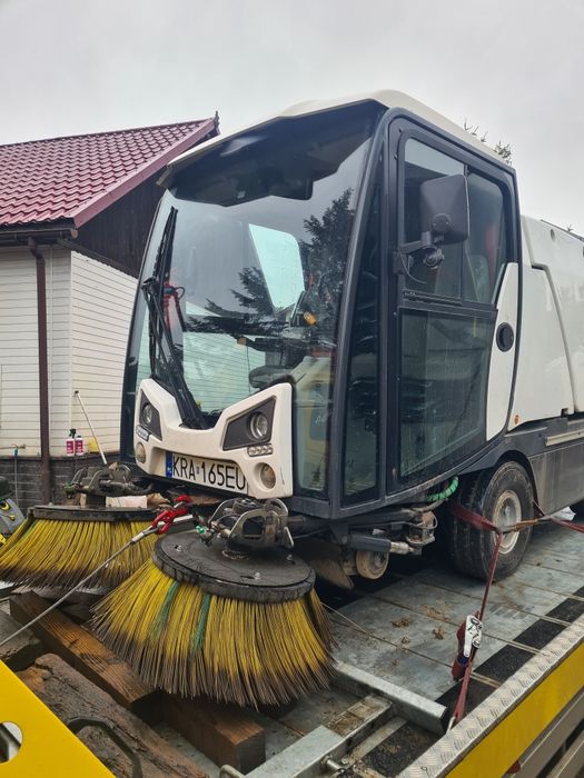 Uslugi auto zamiatarką.zamiatanie dróg, chodników placów