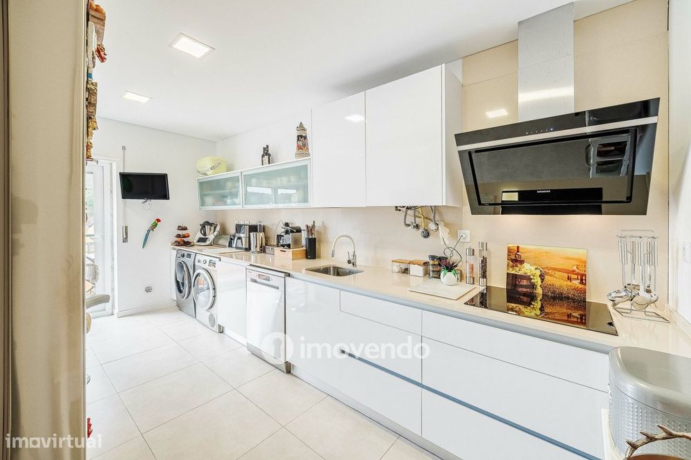 Apartamento T3 Duplex, com estacionamento, no Condomínio do Loural