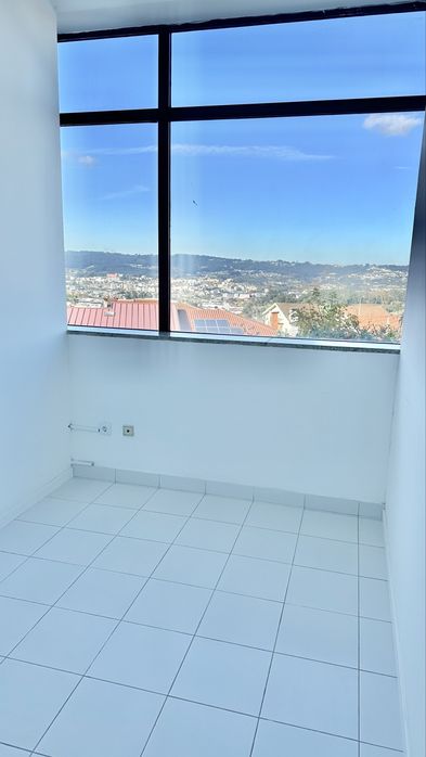 Escritório/Loja com garagem, muita luz natural e a 1min do centro.