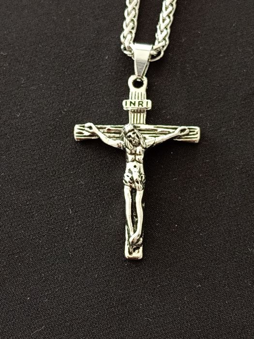 Tradycyjny naszyjnik krzyż z Jezusem, wisiorek z  łańcuszkiem
