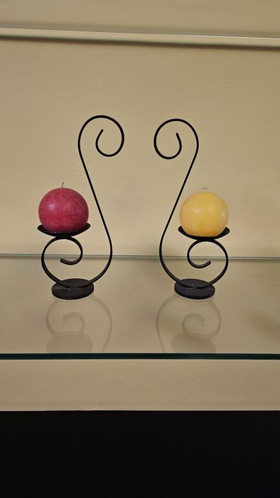 Castiçais em ferro com velas