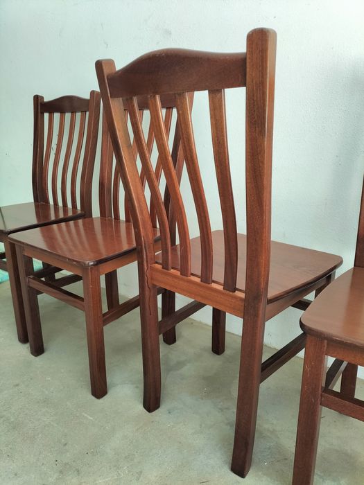 Cadeiras em madeira