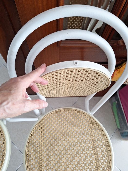 Vendo 2 cadeira em bom estado..