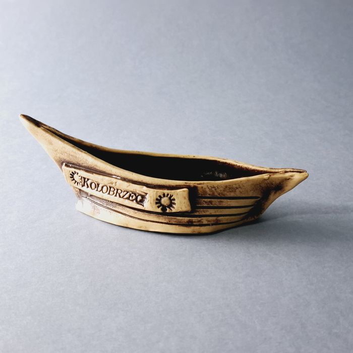 gliniana łódka pamiątka naczynie kołobrzeg
