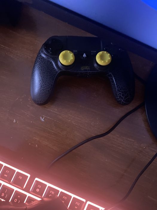 Vendo teclado ,rato da razer com um tapete um monitor que custou muito caro colunas ps4 com led com cabos para os comandos um e a parte que eu paguei