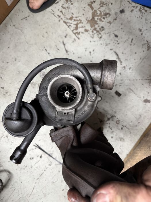Turbos e um coletor de admissão Mercedes W124 2.5 turbo