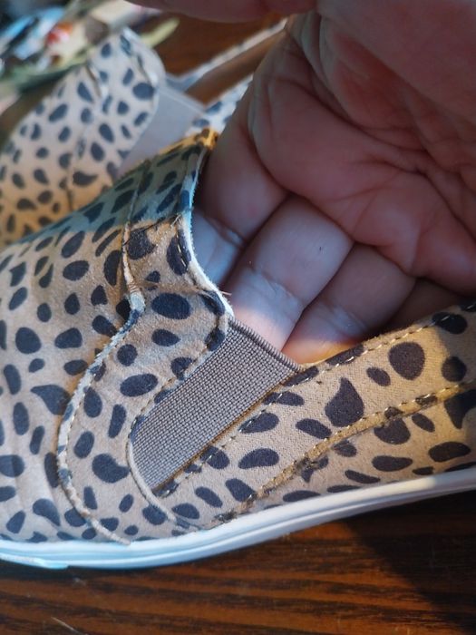 Sapatilhas bejes com manchas pretas