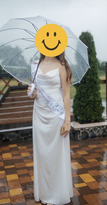 Біла вечірня сукня максі