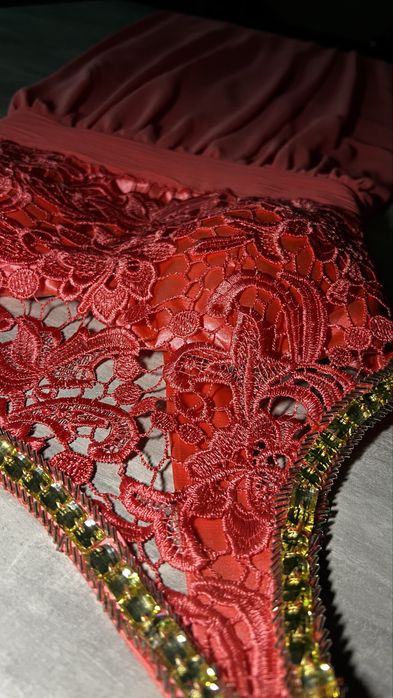 Вечірня сукня коралового кольору в підлогу