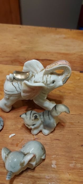 Ceramiczny porcelanowy domek plus figurki