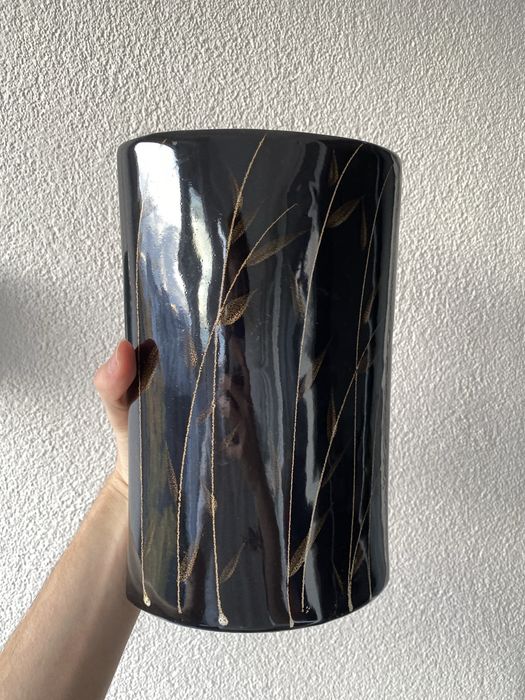 Czarny wazon w zdobienia