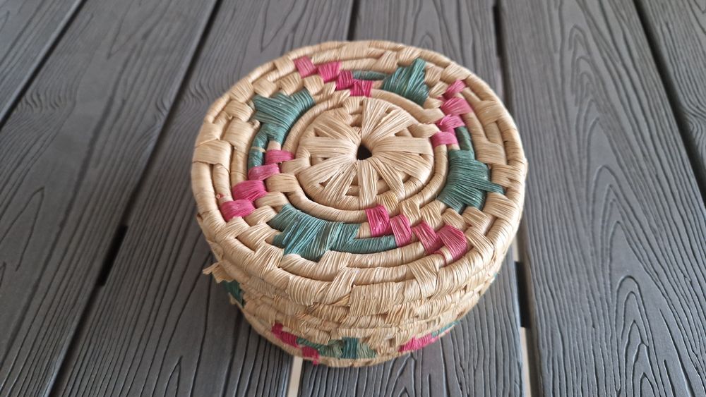 Caixa redonda de materiais naturais