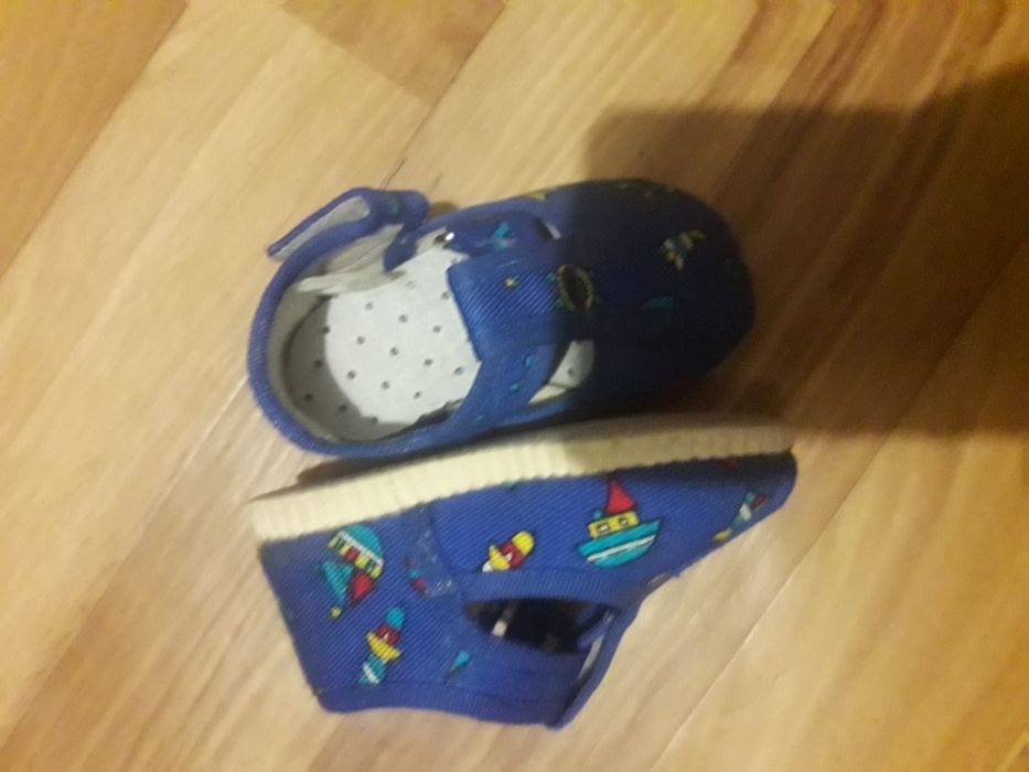 Продам отличные ботинки босоножки кроссовки