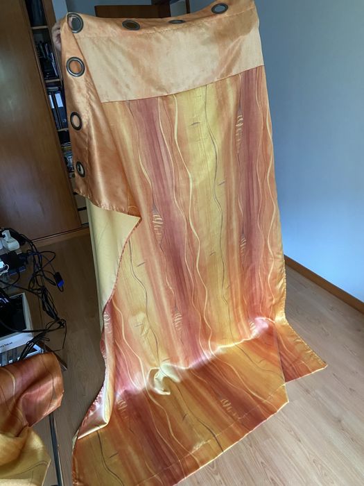 Cortinados em tons laranja