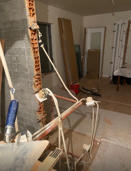 Faço trabalhos de demolição e remoção para remodelações.