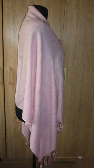 Duży kaszmirowy szal z niewielką wadą