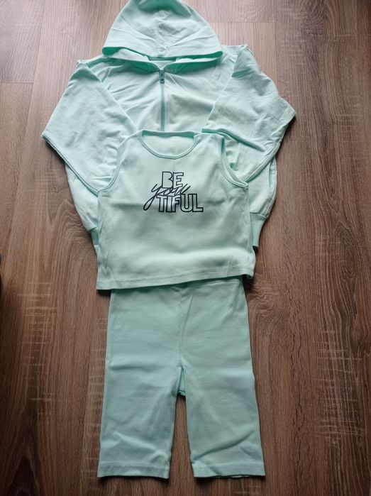 Komplet bluza, getry krótkie, koszulka 134