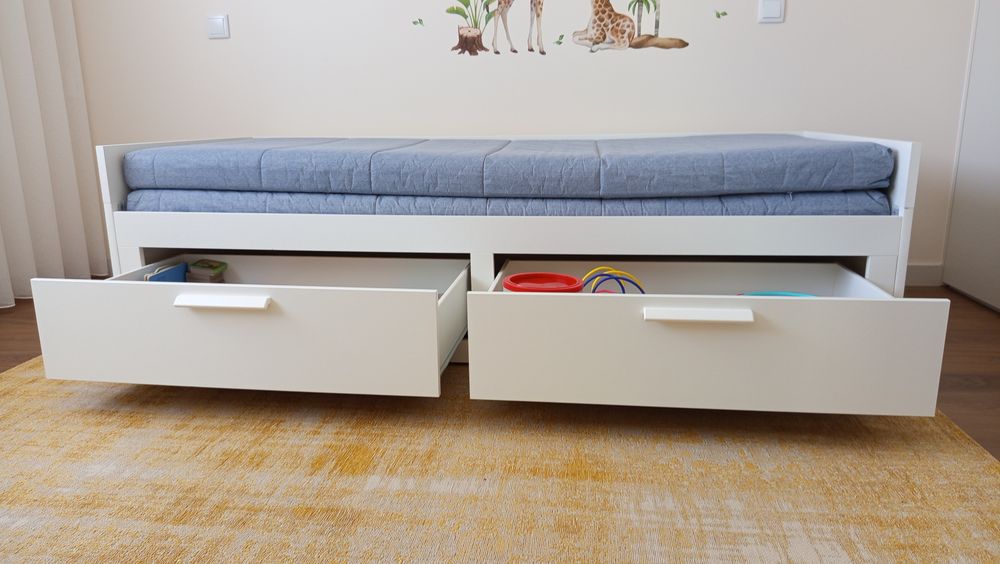 Cama IKEA c/ gavetas + colchões