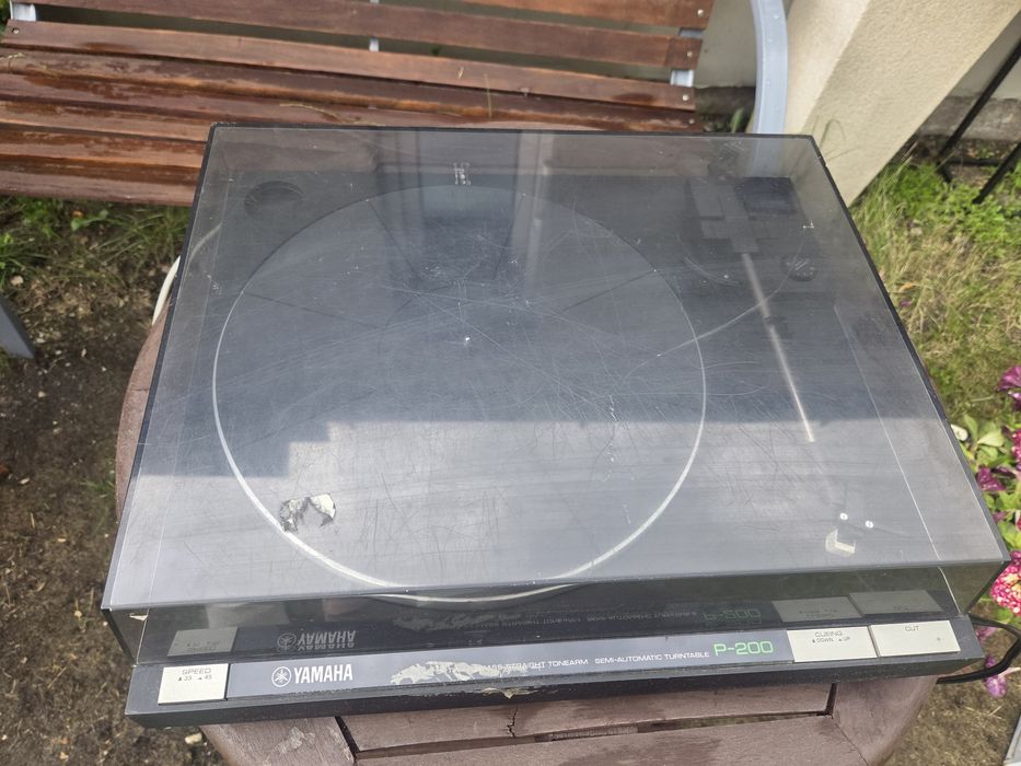 Gramofon Yamaha P200