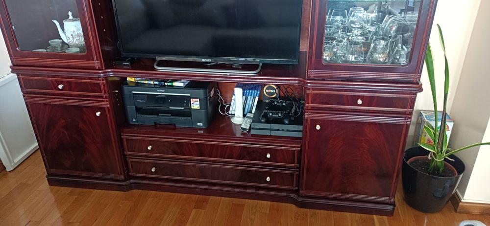Móvel de sala com vitrine