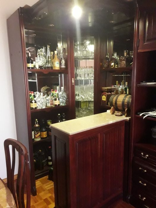 Bar de sala em mogno