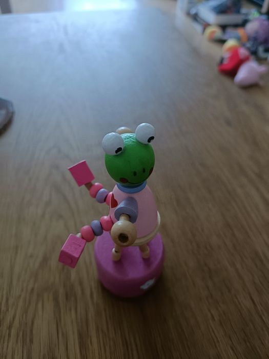 Zabawka żabka figurka drewniana żaba
