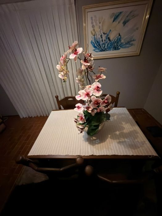 Mesa de sala em madeira