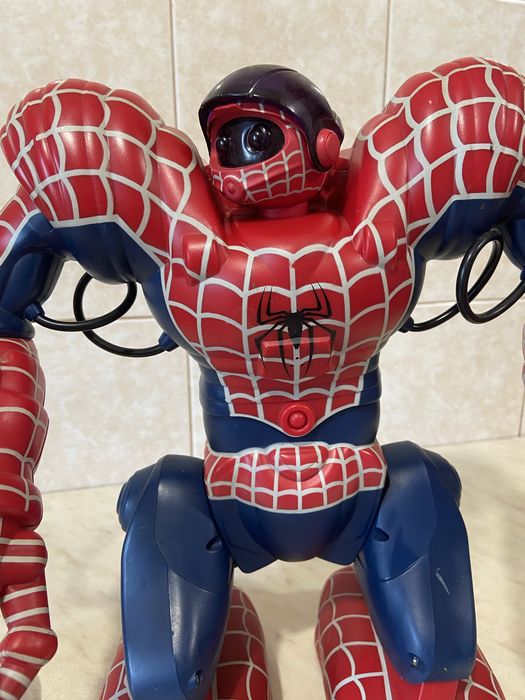 Інтерактивний робот  WowWee SpiderSapien, виконаний у вигляді Людини-павука.