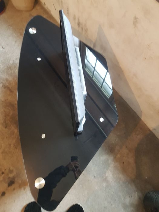 Mesa móvel em vidro para salão de televisão
