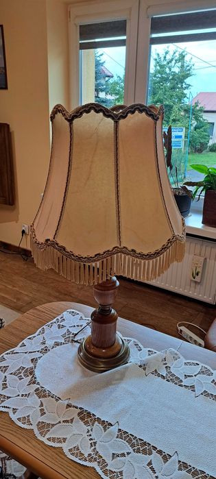 Lampa ze skórzanym abażurem
